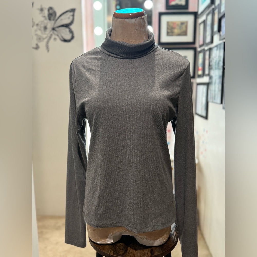 Minimalist Gray Turtleneck – Soft Stretch Knit